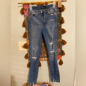 Gap high rise, vintage slim jeans, like new size 0/25.